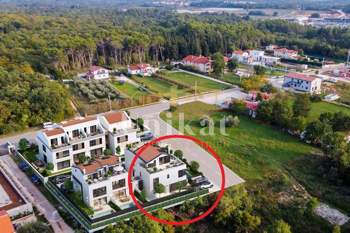 Dvojna hiša v Poreču, vrt, bazen in strešna terasa